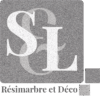 Logo Résimarbre et Déco avec les initiales SL blanches sur un fond de revêtement en marbre résiné gris texturé.