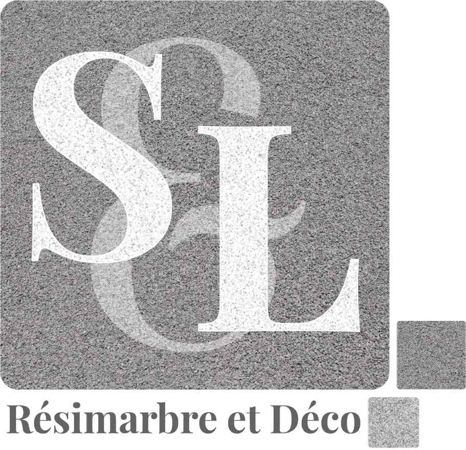 Logo Résimarbre et Déco avec les initiales SL blanches sur un fond de revêtement en marbre résiné gris texturé.